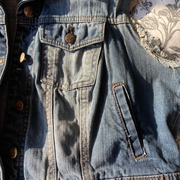 Distressed Cropped Denim Vest - Picture 3 of 4